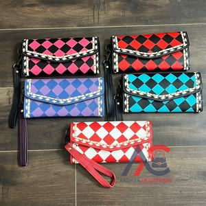 กระเป๋าสตางค์หนังแท้สไตล์ตะวันตกสำหรับผู้หญิง ลายตารางสีม่วงและขาว ตกแต่งด้วยมือ พร้อมสายคล้องข้อมือแบบถอดได้ - Product Image 1