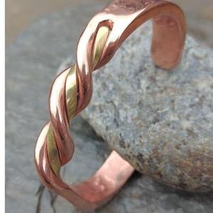 Bracelet manchette torsadé en cuivre fait main, bijou ajustable en métal tressé pour hommes et femmes, artisanat métallique - Product Image 1