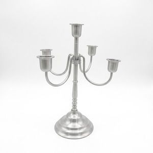 Elegante candelabro de metal plateado de 5 brazos, diseño clásico, portavelas cónico de cinco luces para centros de mesa de boda, decoración de mesa. - Product Image 1