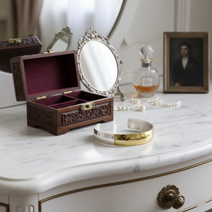 Bracelet manchette bicolore en laiton - Jonc martelé en métal or et argent mélangés - Bijou artisanal à manchettes ouvertes pour femme - Product Image 2