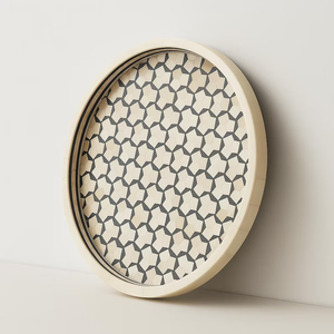 Plateau rond en os incrusté - Mosaïque géométrique noir et blanc |   Plateau de service décoratif fait main |   Table basse par PERFECT ENTERPRISES - Product Image 1