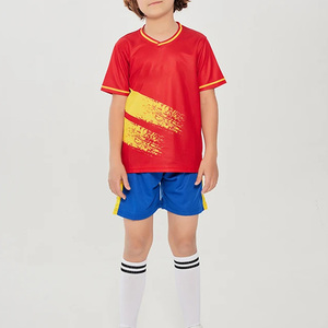 Conjunto de camiseta de fútbol con estampado de bandera roja y amarilla para niños, uniforme de poliéster de manga corta con cuello en V que absorbe la humedad, ropa para niños para todas las estaciones - Product Image 1