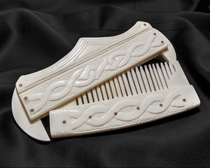 Peigne à barbe Viking en os de la meilleure qualité, avec étui, motif animal religieux sculpté en ivoire, couleur naturelle, par blossom craft india - Product Image 5