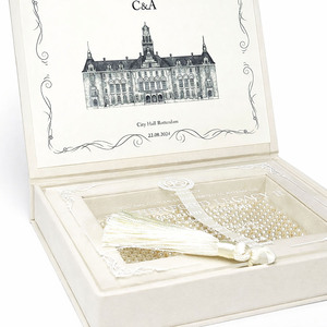 Caja de Invitación de Boda Hecha a Mano de Terciopelo de Gamuza Color Marfil de Alta Calidad, Porta Tarjetas con Monograma Personalizado Impreso con UV, Chiang Mai, Tailandia - Product Image 1