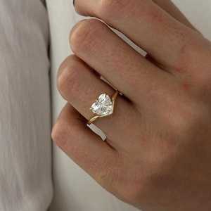 Anillo de banda curva con diamante talla corazón de 2.01 quilates cultivado en laboratorio East West para mujer, oro macizo de 18 quilates, regalo de propuesta de matrimonio para amantes. - Product Image 5