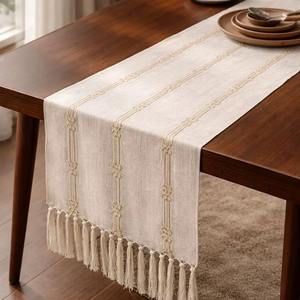 Nouveaux Chemins de Table en Lin Blanc et Vert Creux Personnalisés avec Pompons Tissés à la Main pour Dîners et Fêtes - Product Image 1