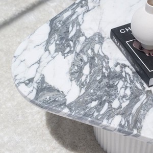 Table basse triangulaire en marbre Arabescato Vandana Zenova Zentrix avec 3 options de couleur de base - Product Image 2