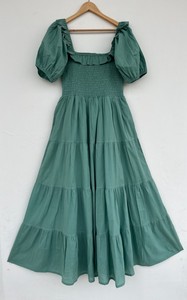 Robe longue d'été en coton vert sauge pour femme, avec corsage smocké, col carré à volants et manches bouffantes à volants superposés - Product Image 1