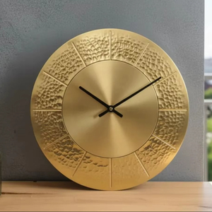 Horloge murale contemporaine en or martelé, idéale pour l'entrée et les murs latéraux, ajoute une touche de texture et d'intérêt visuel, vente en gros depuis l'Inde - Product Image 1