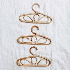 Percha de ropa personalizable para niños, percha natural para ropa de niños, tendedero de ropa de lavandería - Product Image 1