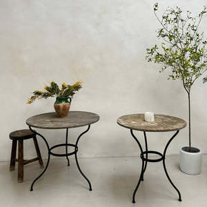 Mesa Redonda de Jardín con Tapa de Piedra, Estilo Bistro Francés, Base Curva de Hierro Forjado, Muebles para Patio, Balcón, Decoración del Hogar - Product Image 1