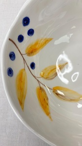 Bol à pâtes en céramique moderne avec motif de feuilles peintes à la main, finition émaillée lisse pour un attrait culinaire sophistiqué - Product Image 5