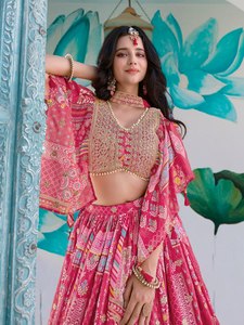 ชุดเดรสทรงเอไลน์ผ้าออร์แกนซ่าปักลายเพชรสีชมพูหรูหรา พร้อมดีไซน์คอเสื้อไขว้แบบแพทช์เวิร์ค ผ้าไหมแท้ 100% ความยาวระดับพื้น - Product Image 3