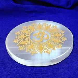 Plaque ronde en sélénite naturelle gravée Arbre de Vie, plaque de guérison en cristal avec bordure celtique - Product Image 2