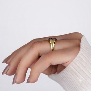 Anillo con Inicial S, Diamante Cultivado en Laboratorio Color E VS1, Anillo Sello de Oro Sólido de 14K, Joyería Personalizada con Monograma y Alfabeto - Product Image 5