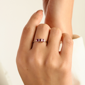 แหวนเพชรและทับทิมทรงบาแกตต์คุณภาพสูง ดีไซน์เรียบหรู ประดับเพชรสามเม็ด ทองคำขาว 14K ของขวัญสำหรับวันรับปริญญา - Product Image 4