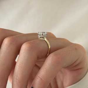 Anillo de Compromiso con Diamante Cultivado en Laboratorio de 2 Quilates, Corte Ovalado, Claridad VS1, Halo Oculto, Anillo de Catedral, Anillo de Propuesta, Certificado IGI - Product Image 3