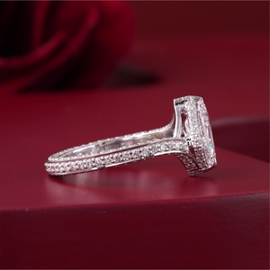 Anillo de Compromiso Solitario con Diamante Cultivado en Laboratorio, Corte Esmeralda de 1.97 CT, Oro Amarillo de 14K, Claridad VS1, para Bodas - Product Image 2
