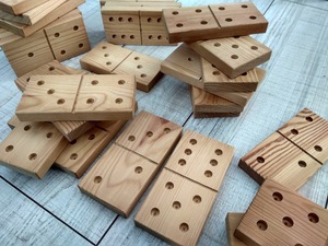 Juego de Dominó Doble Seis de Madera de Colores ILAHI, 28 Piezas, Ecológico, Tallado y Grabado, Diseño Antiguo, Caja Rectangular Alta de Madera - Product Image 5
