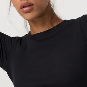 T-shirt décontracté à col rond pour femme, coupe courte, avec logo et design élégant, couleur unie douce, manches courtes, pour acheteurs en gros - Product Image 2