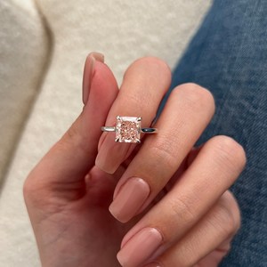 Bague en diamant rose intense fantaisie radiant de 2 carats, cultivé en laboratoire, bague solitaire rose bébé unique, certifiée IGI - Product Image 2