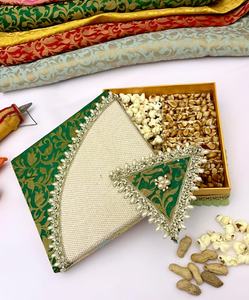 Caja de regalo de brocado de lujo con un elegante top triangular decorado, caja de regalo con perlas y motivos tradicionales, cestas de regalo para bodas. - Product Image 3