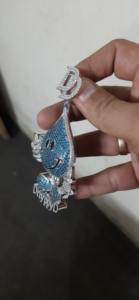 Colgante de dibujos animados DriYPPPYD, colgante de aleación chapado en plata con incrustaciones de diamantes de imitación azules, regalo de joyería con temática linda, unisex - Product Image 1