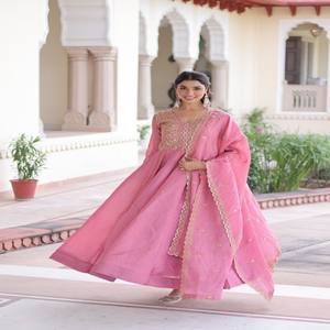 Vestido de Diseñador VASTRA COTTAGE con Lentejuelas y Bordado Zari, con Dupatta de Trabajo de Calico, Vestido Festivo - Product Image 1