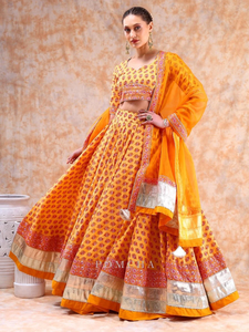 Lehenga Choli jaune imprimé avec dupatta contrastant et bordure dorée |   Tenue Traditionnelle Ethnique de Créateur pour Femme pour Fêtes et Mariages - Product Image 3
