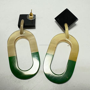 ต่างหูแฟชั่นรูปทรงเรือแกะสลักจากเขาธรรมชาติ เป็นมิตรกับสิ่งแวดล้อม เหมาะสำหรับสาวๆ ไอเดียของขวัญที่สมบูรณ์แบบจากอินเดีย - Product Image 1