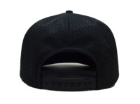 Gorra Trucker Negra con Emblema Frontal de Goma en Relieve, Cierre Ajustable a Presión y Diseño Casual Transpirable para Streetwear