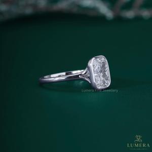 Bague de fiançailles minimaliste de luxe en or blanc 18 carats avec diamant de laboratoire taille coussin VVS2 serti clos, bijoux personnalisés directement de l'usine - Product Image 4