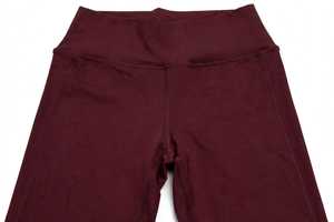 Conjunto de 2 piezas de yoga para mujer: Sujetador deportivo transpirable de alto soporte con cuello en V acanalado y tirantes halter con nudo frontal, y leggings de cintura alta, color burdeos. - Product Image 6