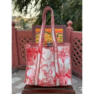 Bolso Tote con Estampado Floral Indio: Bolso de Compras Acolchado de Algodón Cosido a Mano - Product Image 3