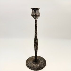 Support de bougie artisanal en fer noir, style rustique, avec tige torsadée et finition martelée, pour décoration intérieure - Product Image 2