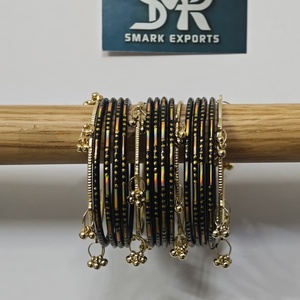 Juego de Brazaletes de Cristal Negro de Lujo con Dijes Dorados Ghungroo, Joyería Tradicional Hecha a Mano, Étnica, para Novias, Moda Femenina - Product Image 1