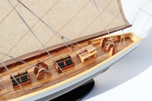 Modelo de Barco de Vela de Madera Hecho a Mano - Clásico Velero Americano con Acabado Pintado, Modelo a Escala de Yate para Decoración del Hogar, Estilo Puritano - Product Image 6