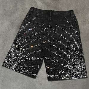 ผู้ผลิตกางเกงยีนส์ขาสั้นผู้ชายทรงหลวม ดีไซน์ประดับเพชร สไตล์วินเทจ สตรีทแวร์ จอร์ทส์ กางเกงยีนส์ขาสั้นโอเวอร์ไซส์สำหรับผู้ชาย - Product Image 4