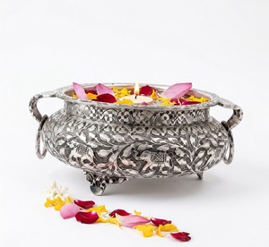 กระถางดอกไม้ตกแต่งลายดอกไม้แบบละเอียดอ่อนสไตล์ชาฮี - Product Image 1