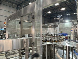 Máquina Embotelladora de Agua Mineral Automática Aim Technologies 220V, Capacidad de Llenado de 5400 BPH, Botellas PET - Product Image 4