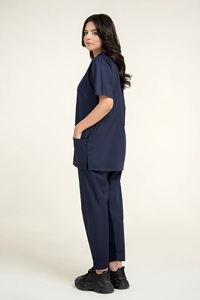 Conjunto de Uniforme Médico EVERGLOW Unisex Negro con Cuello en V, Pantalones de Algodón y Spandex para Doctores, con Tecnología de Detección de Agujas y Fusión sin Costuras - Product Image 3