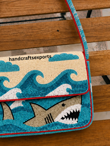 Sac à bandoulière personnalisé fait main, robuste et professionnel, à thème requin, avec perles, pour femmes |   Design Vague Océanique |   Mode de luxe écologique - Product Image 2