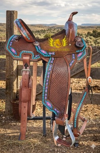 Silla de montar western de cuero genuino marrón personalizada con detalles en turquesa y rosa, diseño con tachuelas turquesas, silla de montar portátil. - Product Image 2