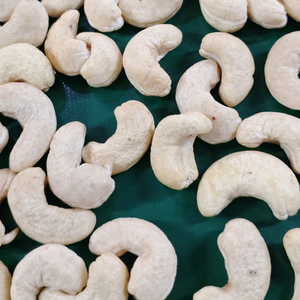 Noix de cajou en vrac à prix raisonnable, noyaux de cajou, kaju, exportés vers le Moyen-Orient par SANTIGO - Product Image 1