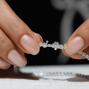 Bracelet tennis de luxe en or massif 14 carats avec diamants de laboratoire certifiés IGI – Bijou élégant pour mariages et soirées féminines - Product Image 4