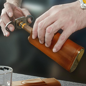 Estuche de puros ejecutivo de cuero con cortador integrado y acabado de cuero de lujo, ideal para regalo. - Product Image 1