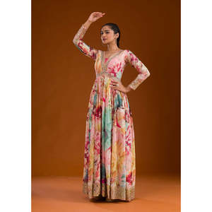 ชุดเดรส Anarkali คอวี งานแฮนด์เมดจาก Sai Creation Designer สำหรับงานปาร์ตี้ ลายดอกไม้ ทรงเอไลน์ เอวทรงเอ็มไพร์ ผ้าชีฟอง พร้อมกางเกง - Product Image 2