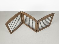 Barrière de sécurité pour animaux de compagnie autoportante à trois volets, en bois élégant avec barres métalliques durables, mobilier moderne de luxe écologique pour animaux.