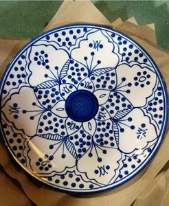 Assiette de service/dîner en céramique bleue et blanche peinte à la main, 10 pouces, motif floral, en grès, passe au lave-vaisselle, durable, écologique - Product Image 1
