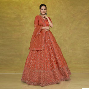 ชุดเลเฮนกาโชลีแบบยาวถึงพื้น ตกแต่งด้วยลายปักดอกไม้สวยงาม พร้อมขอบระบาย |   ชุดแต่งงานผู้หญิงสำหรับงานดิวาลี ป้องกันรอยยับ - Product Image 2